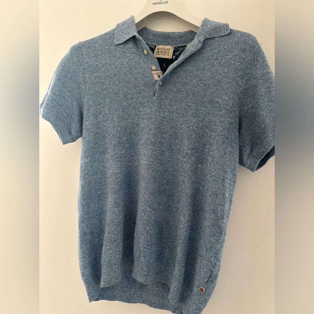 Scotch and Soda knitted shirt.
Color: Light Blue
Size: S